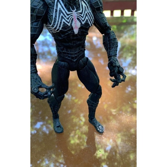 Marvel Comics Venom Action Figure - Picture 4 of 9